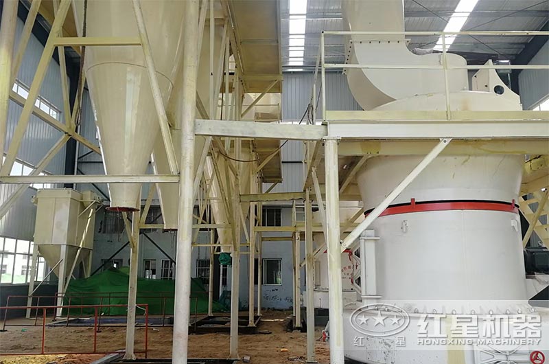 工業(yè)硅石磨粉機(jī)現(xiàn)場(chǎng) 工業(yè)硅石磨粉機(jī)現(xiàn)場(chǎng)