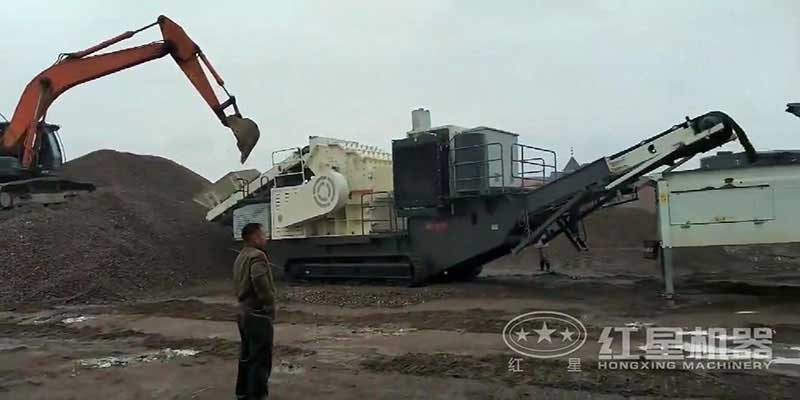 履帶移動(dòng)式細(xì)碎機(jī)現(xiàn)場(chǎng) 履帶移動(dòng)式細(xì)碎機(jī)現(xiàn)場(chǎng)