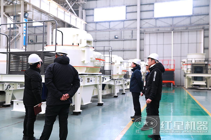 客戶來(lái)廠考察青石破碎生產(chǎn)設(shè)備 客戶來(lái)廠考察青石破碎生產(chǎn)設(shè)備