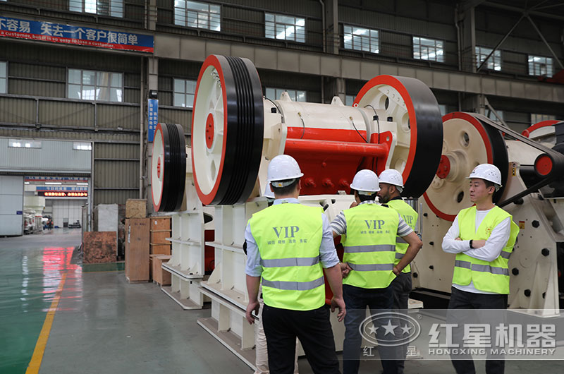 客戶來(lái)廠參觀顎式破碎機(jī) 客戶來(lái)廠參觀顎式破碎機(jī)