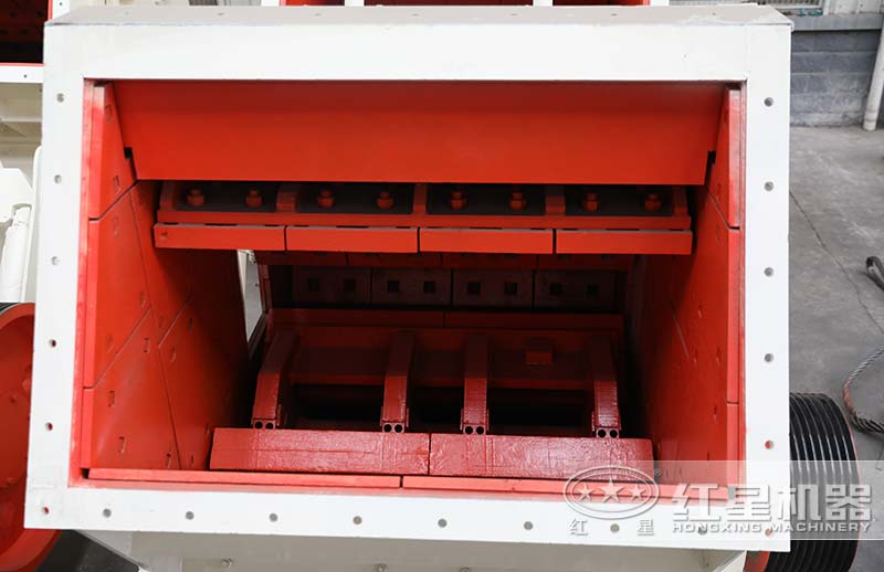 反擊式破碎機(jī)進(jìn)料口實(shí)拍 反擊式破碎機(jī)進(jìn)料口實(shí)拍