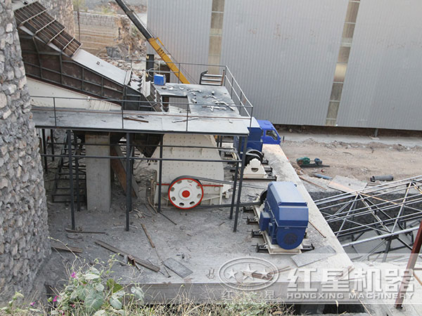 安裝、調(diào)試好投入生產(chǎn)的重錘頭破碎機(jī)