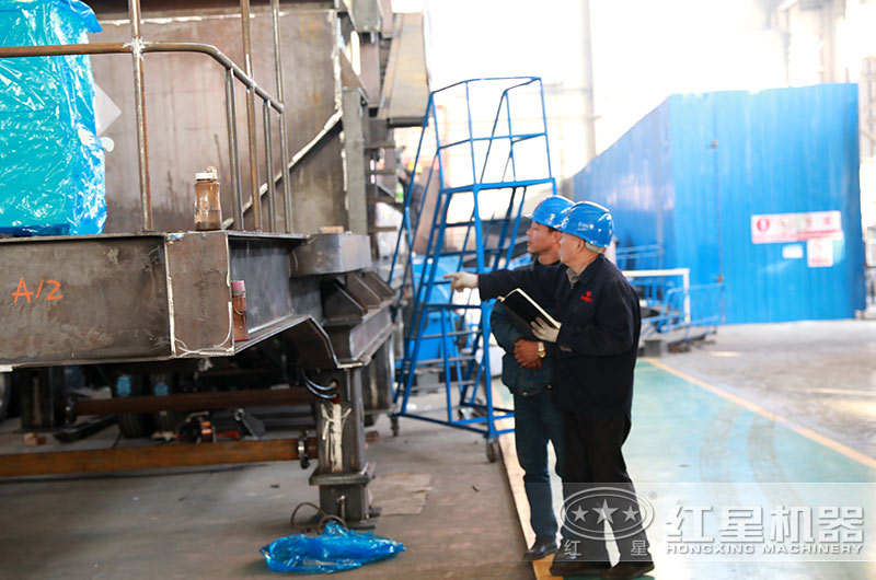 為保證質量，老師傅現場指導設備生產