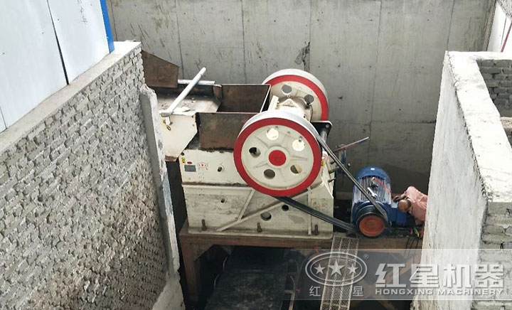 69鄂式破碎機生產現(xiàn)場